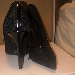 Guess Lace/paten-leather pointy toe pump